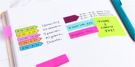 Cuaderno con banderitas flecha con horarios.