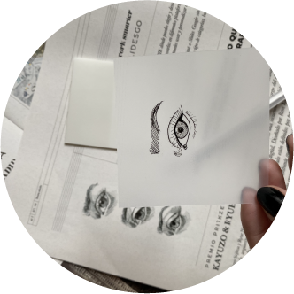 Notas transparentes con dibujo de un ojo.
