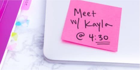 Nota post-it rosa con texto 'Meet Kayla'