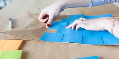 Cubriendo piñata con Post-it